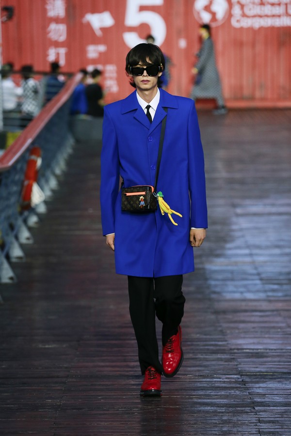 Chiara Ferragni interpreta la nuova borsa Louis Vuitton 