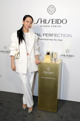 Anne Hathaway Shiseido