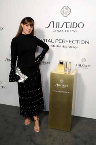 Anne Hathaway Shiseido