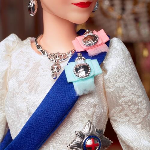 Barbie Regina Elisabetta 2022