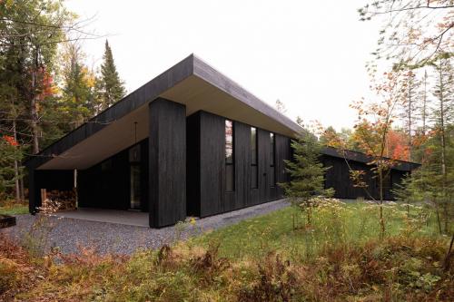 La casa passiva nel bosco canadese